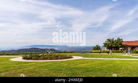 Simi Valley, CA /USA - 6. April 2016: Weg um den Rosengarten in der Ronald Reagan Library in Simi Valley, Kalifornien. Stockfoto