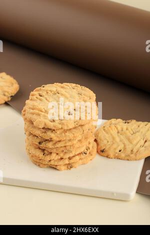 Vegane Haferflocken-Kekse mit Datteln und einer Banane. Gesunde vegane Detox Dessert Braun Hintergrund Stockfoto