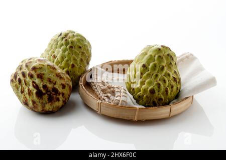 Buah Srikaya. Der Zuckerapfel oder Sweetsop, Annona squamosa. Das Fruchtfleisch ist duftend und süß, cremig weiß durch hellgelb,. Auch bekannt als Custard Stockfoto