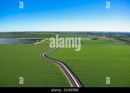 Luftaufnahme von bewässerten Baumwollfeldern in der Nähe von Emerald Queensland Australien Stockfoto