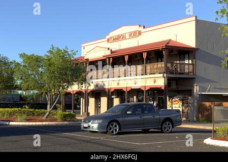 Commercial Hotel (1938) Clermont Queensland Australien Blick auf eine rustikale, zweistöckige Hotelfassade mit Balkon und geparktem ute an klaren Tagen Stockfoto