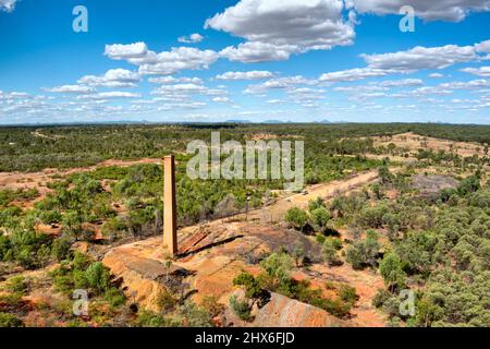 Die Luft des Schornsteins stapelt ein Relikt aus den Tagen des Kupferbergbaus bei Copperfield in der Nähe von Clermont, Queensland, Australien Stockfoto