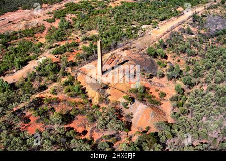 Die Luft des Schornsteins stapelt ein Relikt aus den Tagen des Kupferbergbaus bei Copperfield in der Nähe von Clermont, Queensland, Australien Stockfoto