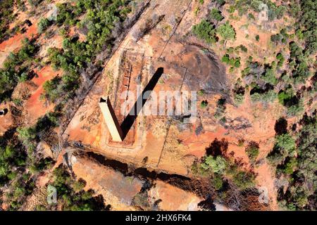 Die Luft des Schornsteins stapelt ein Relikt aus den Tagen des Kupferbergbaus bei Copperfield in der Nähe von Clermont, Queensland, Australien Stockfoto