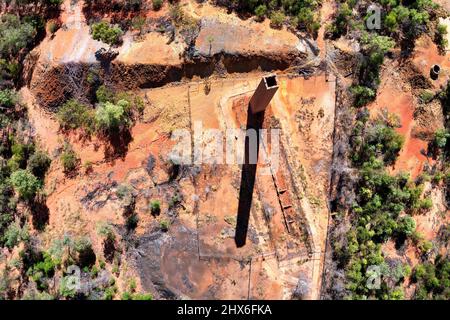 Die Luft des Schornsteins stapelt ein Relikt aus den Tagen des Kupferbergbaus bei Copperfield in der Nähe von Clermont, Queensland, Australien Stockfoto