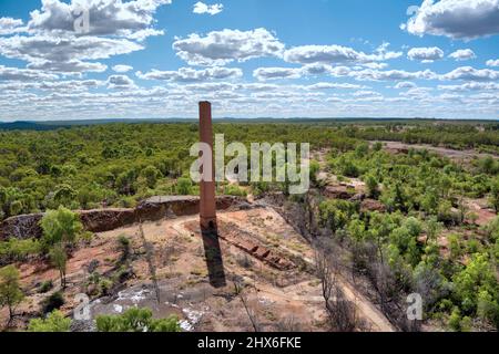 Die Luft des Schornsteins stapelt ein Relikt aus den Tagen des Kupferbergbaus bei Copperfield in der Nähe von Clermont, Queensland, Australien Stockfoto