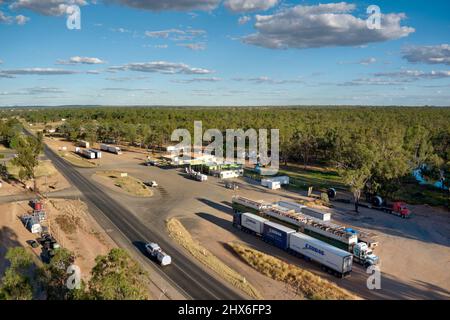 Luftaufnahme des BP Truck Stop Roadhouse in der Nähe von Clermont Queensland Australien Stockfoto