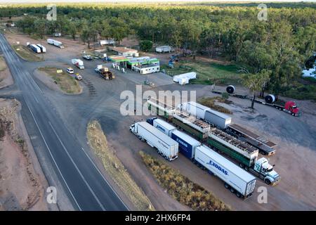 Luftaufnahme des BP Truck Stop Roadhouse in der Nähe von Clermont Queensland Australien Stockfoto