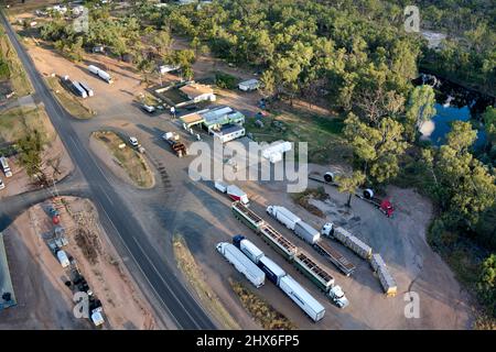 Luftaufnahme des BP Truck Stop Roadhouse in der Nähe von Clermont Queensland Australien Stockfoto