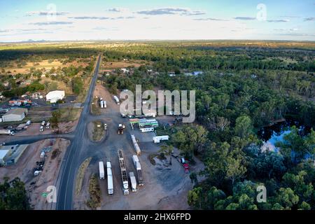 Luftaufnahme des BP Truck Stop Roadhouse in der Nähe von Clermont Queensland Australien Stockfoto