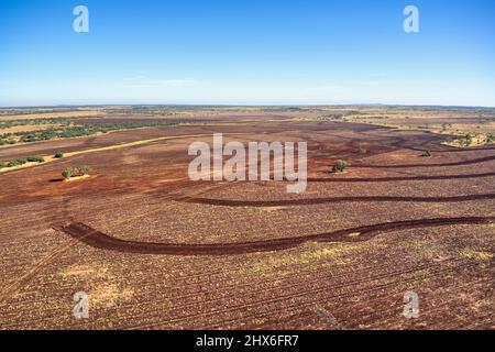 Luftaufnahme von Ackerland bereit für die Anpflanzung von broadacre-Kulturen. Peak Downs Highway in der Nähe von Clermont, Queensland, Australien Stockfoto