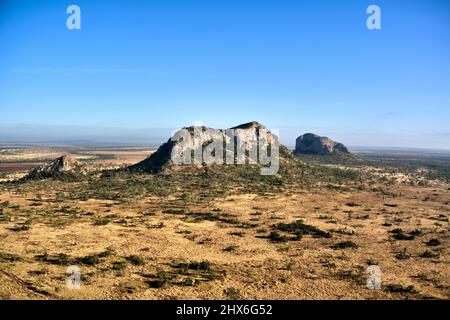 Die spektakulären vulkanischen Gipfel (Mount Castor und Mount Pollux) sind Teil des Gemini Peaks National Park in der Nähe von Moranbah Queensland Australia Stockfoto