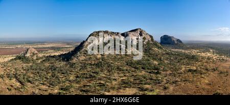 Die spektakulären vulkanischen Gipfel (Mount Castor und Mount Pollux) sind Teil des Gemini Peaks National Park in der Nähe von Moranbah Queensland Australia Stockfoto