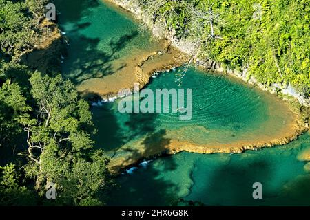 Die fantastischen türkisfarbenen Pools von Semuc Champey, Rio Cabohon, Lanquin, Alta Verapaz, Guatemala Stockfoto