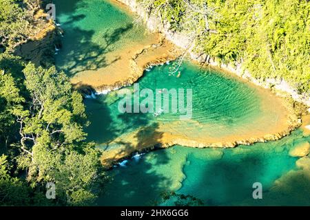 Die fantastischen türkisfarbenen Pools von Semuc Champey, Rio Cabohon, Lanquin, Alta Verapaz, Guatemala Stockfoto