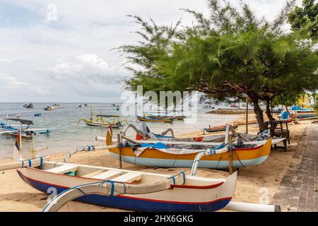 Traditionelle indonesische Outrigger Stil mit Fischerboot (Jukung) am Strand von Sanur, Bali, Indonesien. Stockfoto