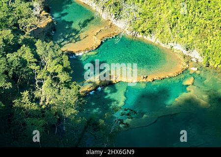 Die fantastischen türkisfarbenen Pools von Semuc Champey, Rio Cabohon, Lanquin, Alta Verapaz, Guatemala Stockfoto