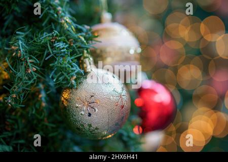 Nahaufnahme Christmassenball auf Baum in Bokeh Stockfoto