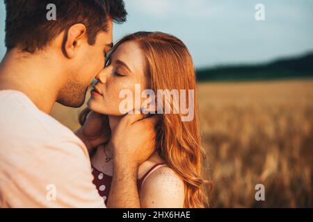 Porträt eines küssenden Paares, das im Weizenfeld steht. Schönheit, Mode. Weizenfeld. Stockfoto