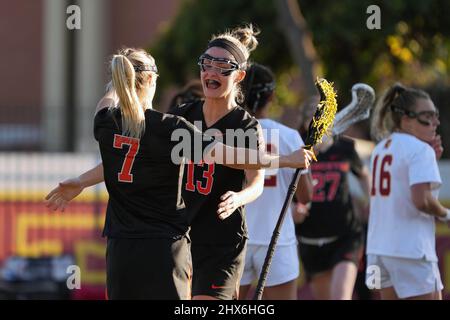 Princeton Tigers Angreifer Kate Mulham (13) feiert mit Angreifer Kyla Sears (17) nach einem Tor gegen die Südkalifornischen Trojaner während eines Lacrosse-Spiels der NCAA College-Frauen am Dienstag, den 8. März 2022 in Los Angeles. Princeton besiegte den USC mit 18:13. Stockfoto