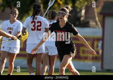 Princeton Tigers Angreifer Kate Mulham (13) feiert nach einem Tor gegen die Südkalifornischen Trojaner während eines Lacrosse-Matches der NCAA College-Frauen am Dienstag, den 8. März 2022 in Los Angeles. Princeton besiegte den USC mit 18:13. Stockfoto