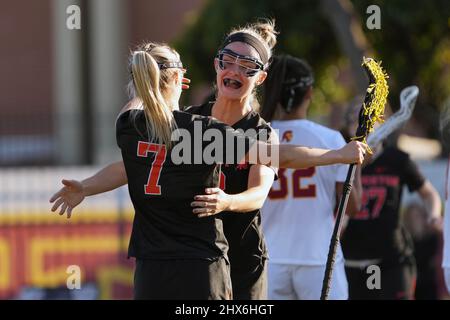 Princeton Tigers Angreifer Kate Mulham (13) feiert mit Angreifer Kyla Sears (17) nach einem Tor gegen die Südkalifornischen Trojaner während eines Lacrosse-Spiels der NCAA College-Frauen am Dienstag, den 8. März 2022 in Los Angeles. Princeton besiegte den USC mit 18:13. Stockfoto