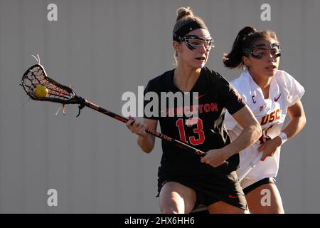 Princeton Tigers-Angreifer Kate Mulham (13) gegen die Südkalifornischen Trojaner während eines Lacrosse-Spiels der NCAA College-Frauen am Dienstag, den 8. März 2022, in Los Angeles. Princeton besiegte den USC mit 18:13. Stockfoto