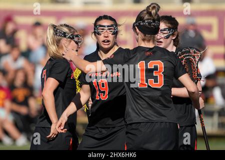 Princeton Tigers Angreifer Grace Tauckus (19) feiert mit den Angreifern Kyla Sears (7) und Kate Mulham (13) nach einem Tor gegen die Südkalifornischen Trojaner während eines Lacrosse-Spiels der NCAA College-Frauen am Dienstag, den 8. März 2022 in Los Angeles. Princeton besiegte den USC mit 18:13. Stockfoto