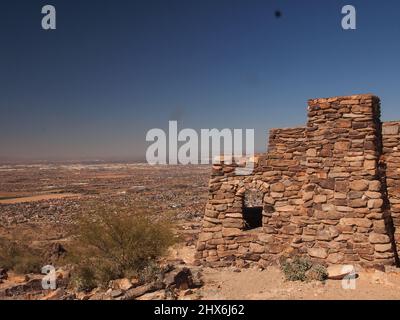 Dobbins Aussichtspunkt auf dem Gipfel des South Mountain Park und Naturschutzgebiet mit Phoenix, Arizona in der Ferne. Stockfoto