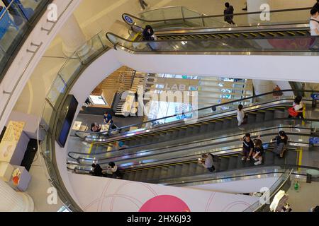 Terminal 21 Asok ist ein beliebtes Einkaufszentrum mit insgesamt 10 Stockwerken Verkaufsfläche Stockfoto