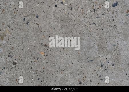 Textur von sauberer und flacher Betonoberfläche. Monolithische Betonwand oder -Boden mit mehrfarbigen Kieselsteinen, hohe Auflösung. Stockfoto