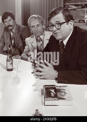 Charles 'Chuck' Colson (1931-2012) spricht auf einer Pressekonferenz am 13. Juni 1976 auf dem Amsterdamer Flughafen Schiphol über die Veröffentlichung seines autobiografischen Buches Born Again. Colson, ein ehemaliger politischer Berater des US-Präsidenten Richard Nixon, wurde wegen seiner Rolle im Watergate-Skandal zu Gefängnis verurteilt. Bevor er ins Gefängnis kam, wurde Colson evangelischer Christ und gründete 1976 Prison Fellowship, ein christliches gemeinnütziges Ministerium für Gefangene. Stockfoto