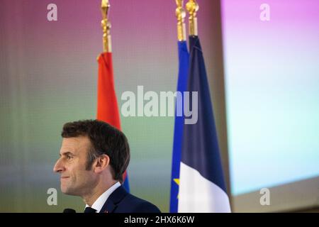 Paris, Frankreich, 09/03/2022, Präsident Emmanuel Macron nimmt an einer Konferenz zum 30. Jahrestag der Eröffnung der diplomatischen Beziehungen zwischen Frankreich und Armenien am 9. März 2022 in Paris Teil. Foto von Eric Gaillard/Pool/ABACAPRESS.COM Stockfoto