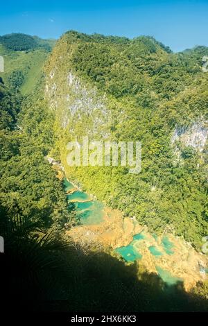 Die fantastischen türkisfarbenen Pools von Semuc Champey, Rio Cabohon, Lanquin, Alta Verapaz, Guatemala Stockfoto