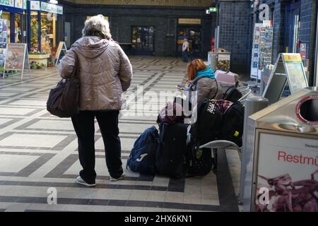 Am Bahnhof Görlitz werden ukrainische Flüchtlinge von der Bundespolizei aufgenommen und mit einem Polizeibus weiter transportiert. Görlitz, Stockfoto