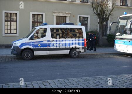 Am Bahnhof Görlitz werden ukrainische Flüchtlinge von der Bundespolizei aufgenommen und mit einem Polizeibus weiter transportiert. Görlitz, Stockfoto