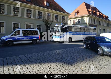 Am Bahnhof Görlitz werden ukrainische Flüchtlinge von der Bundespolizei aufgenommen und mit einem Polizeibus weiter transportiert. Görlitz, Stockfoto