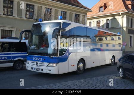 Am Bahnhof Görlitz werden ukrainische Flüchtlinge von der Bundespolizei aufgenommen und mit einem Polizeibus weiter transportiert. Görlitz, Stockfoto