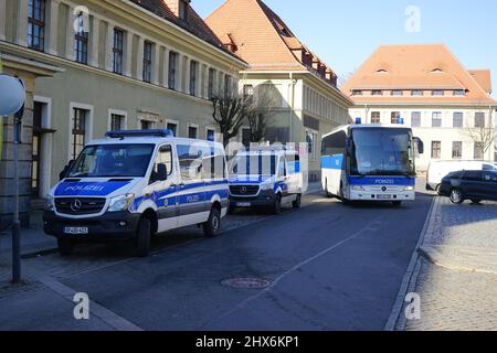 Am Bahnhof Görlitz werden ukrainische Flüchtlinge von der Bundespolizei aufgenommen und mit einem Polizeibus weiter transportiert. Görlitz, Stockfoto