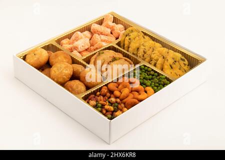 Shahi Mithai - Gujia, Namkeen, Kachori, Gujiya, Mathri, Matar, Nimki, Bhujia, Mathiya, Namak Para In Geschenkbox. Holi, Deepawali, Vijayadashmi, Rakshaban Stockfoto