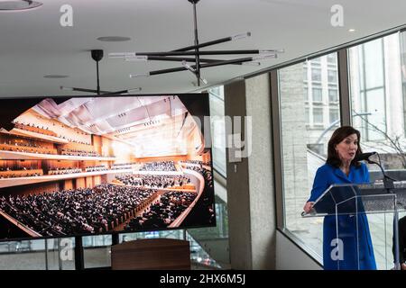 New York, NY - 9. März 2022: Gouverneurin Kathy Hochul gibt bekannt, dass die David Geffen Hall im Lincoln Center im Oktober 2022 fertiggestellt wird, zwei Jahre vor dem Zeitplan Stockfoto