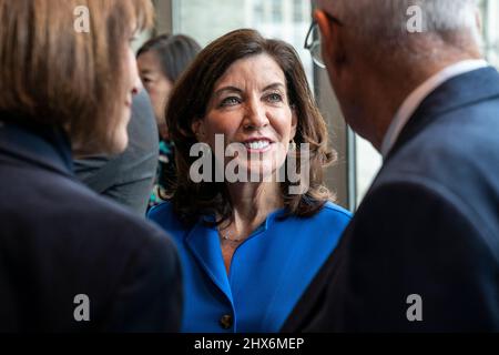 New York, NY - 9. März 2022: Gouverneurin Kathy Hochul gibt bekannt, dass die David Geffen Hall im Lincoln Center im Oktober 2022 fertiggestellt wird, zwei Jahre vor dem Zeitplan Stockfoto