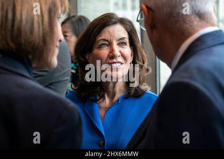 New York, USA. 09. März 2022. Die Gouverneurin Kathy Hochul gibt bekannt, dass die David Geffen Hall im Lincoln Center im Oktober 2022 fertiggestellt wird, zwei Jahre vor dem Zeitplan und im Rahmen des Budgets am 9. März 2022 in New York. (Foto von Lev Radin/Sipa USA) Quelle: SIPA USA/Alamy Live News Stockfoto