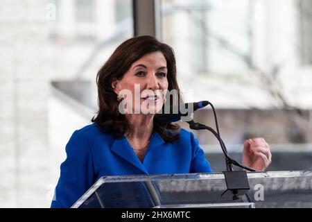 New York, USA. 09. März 2022. Die Gouverneurin Kathy Hochul gibt bekannt, dass die David Geffen Hall im Lincoln Center im Oktober 2022 fertiggestellt wird, zwei Jahre vor dem Zeitplan und im Rahmen des Budgets am 9. März 2022 in New York. (Foto von Lev Radin/Sipa USA) Quelle: SIPA USA/Alamy Live News Stockfoto