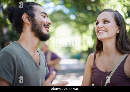 Was HABEN SIE von diesem Test halten können? Ausgeschnittene Aufnahme eines Studenten, der auf dem Campus chattet. Stockfoto