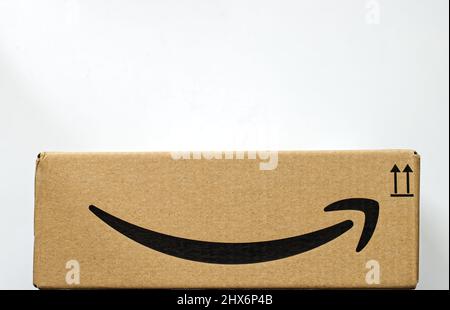 Amazon-Paketbox auf weißem Hintergrund isoliert. Platz für Text. Stockfoto