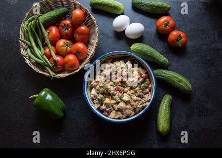 Kontinentales Essen Käse Gemüse Augratin auf einem weißen Teller serviert. Nahaufnahme. Stockfoto