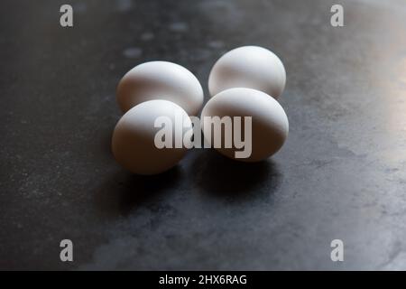 Draufsicht auf Eier auf einem Hintergrund mit selektivem Fokus Stockfoto