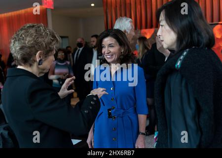 New York, Usa. 09. März 2022. Die Gouverneurin Kathy Hochul gibt bekannt, dass die David Geffen Hall im Lincoln Center im Oktober 2022 fertiggestellt wird, zwei Jahre vor dem Zeitplan und im Rahmen des Budgets. Dem Gouverneur schloss sich Bürgermeister Eric Adams an. (Foto von Lev Radin/Pacific Press) Quelle: Pacific Press Media Production Corp./Alamy Live News Stockfoto