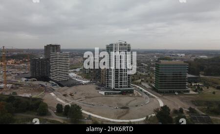 Luftaufnahme von Almeerderstrand, Wohnappartements, moderne Baustelle. Niederlande. Stockfoto